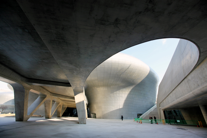 The DDP shows a different shape from every angle. (photos courtesy of the Seoul Design Foundation) 