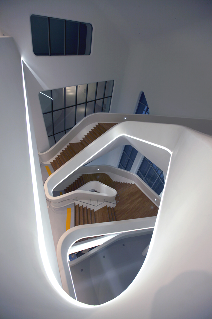  A long spiral staircase leads from the basement to the fourth floor. (photo courtesy of the Seoul Design Foundation) 