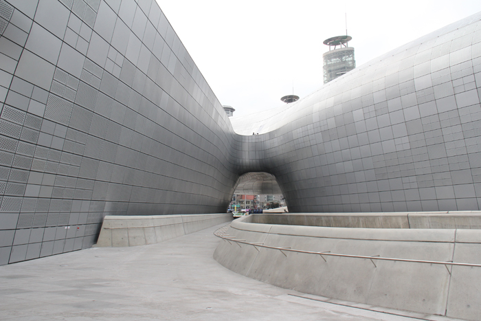  The DDP’s outdoor appearance is characterized by endless curves. (photo: Limb Jae-un) 