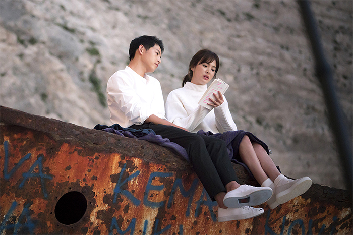 Song Joong-ki and Song Hye-kyo of 'Descendants of the Sun' sit on a shipwreck and reaffirm their characters' love for each other. 