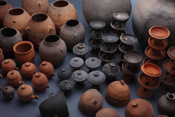 Earthenware excavated from ancient tombs in Dalseong-gun, Daegu, date back to the Three Kingdoms period. They are on display at the ‘Dalseong, Matrix of Daegu’ exhibition underway at the Daegu National Museum in Daegu. 