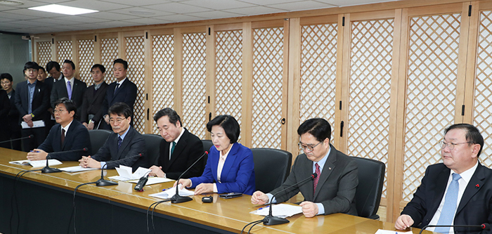 Party Representative Choo Mi Ae (third from right) of the Democratic Party of Korea speaks during the first high-ranking consultation among officials from Cheong Wa Dae, the government and the ruling party, at the offices of the Democratic Party of Korea in Yeouido, Seoul, on Jan. 29. (Democratic Party of Korea)