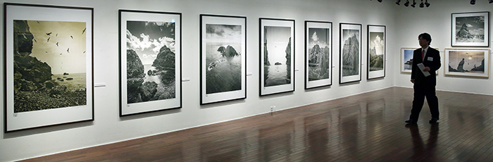 A total of 55 photos are on display in photographer Kim Jung-man's exhibition about Dokdo. (photo: Jeon Han)