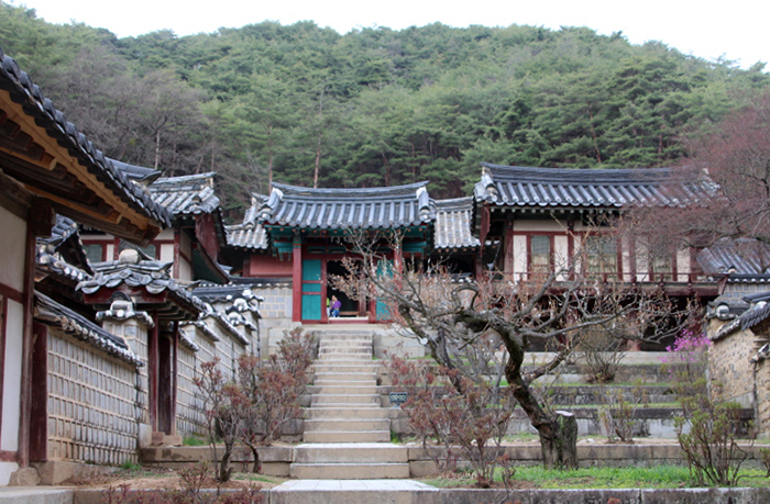 Located in Dosan-myeon in Andong-si City, the Dosan <i>seowon</i> was built in 1574 in commemoration of Yi Hwang, one of the most renowned Confucian Joseon scholars, under the orders of King Seonjo (1552-1608).