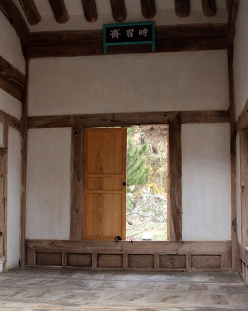 The <i>Siseupjae</i> (시습재, 時習齋) is a wooden floored room in the east wing of the Nongunjeongsa dormitory at the Dosan <i>seowon</i>. It was a studying room for Yi Hwang’s students.
