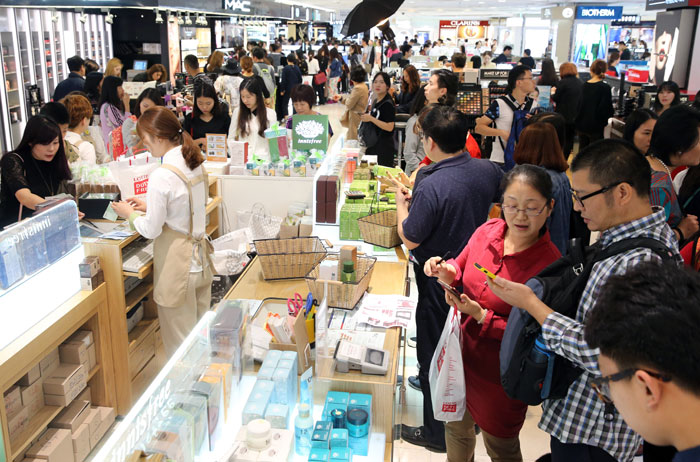 Last year, Korean cosmetics exports were the highest ever, at USD 2.6 billion. The above photo shows tourists shopping for Korean cosmetics and makeup at a duty free shop in Seoul.