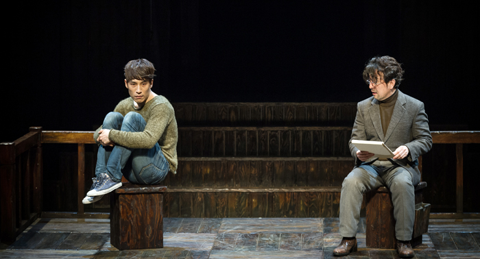 Ji Hyun-joon (left), as Alan Strang, and Ahn Seok-hwan, as Dr. Martic Dysart, perform in “Equus.” (photo courtesy of the Shilhum Theater Group)
