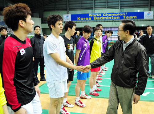President Lee Myung-bak gives words of encouragement to Beijing Olympic champion badminton player Lee Yong-dae