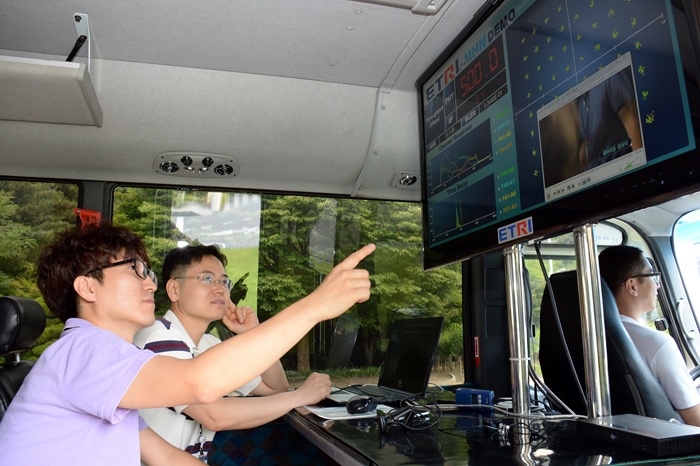 Researchers at the Electronics and Telecommunications Research Institute (ETRI) test Mobile Hotspot Network technology that would allow for high-speed Internet access on public transportation. 