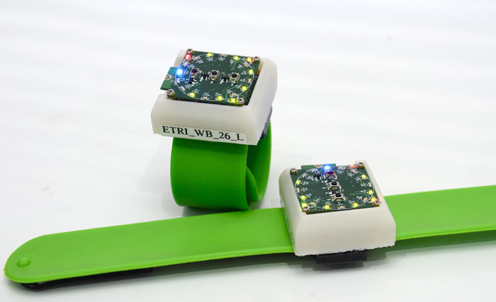 The watch-shaped smart device developed by the ETRI enables wireless communication with various kinds of smart devices. (photos courtesy of ETRI)