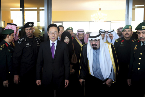 President Lee Myung-bak (left) meets Saudi Arabia’s King Abdullah (right) on the grounds of the Janadriyah National Festival near Riyadh on February 8