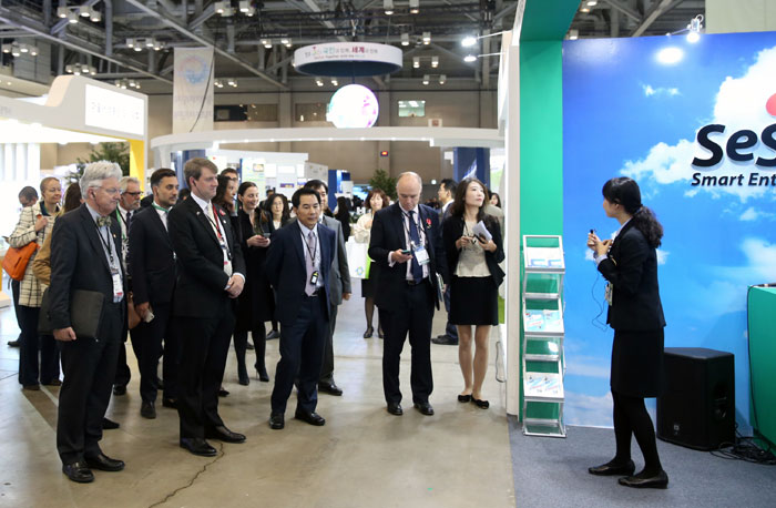 Ministers from the D5 governments listen to an explanation about Korea's smart entry system (SES), during a visit to the Government 3.0 Fair & Global Forum 2016 at the BEXCO convention center in Busan on Nov. 10.