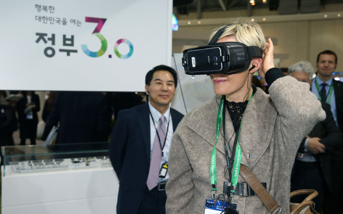 A conference participant enjoys virtual reality at the Government 3.0 Fair & Global Forum 2016 at the BEXCO convention center in Busan on Nov. 10.