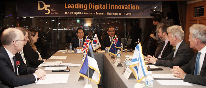 Ministers from the five D5 governments take part in a roundtable meeting in Busan on Nov. 10. They discussed innovative policies of digitalization of their governments, and measures to narrow the digitalization gap around the globe.