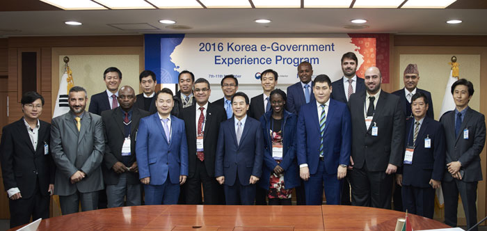 Participants in the 2016 Korea e-Government Experience Program pose for a group photo in Korea on Nov. 7.