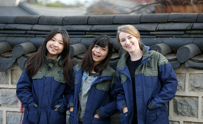 Korea.net Honorary Reporter Elena Kubitzki (right) poses for a photo with her friends in Jeonju on Dec. 12.