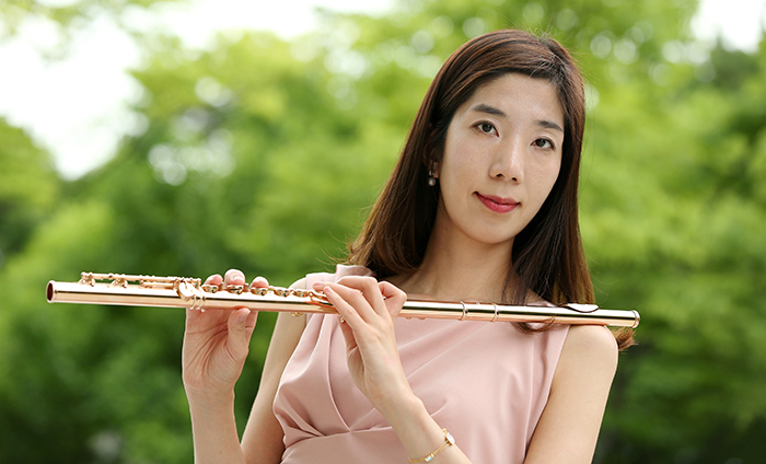 Flutist Yun Ji-hae (photo: Jeon Han)
