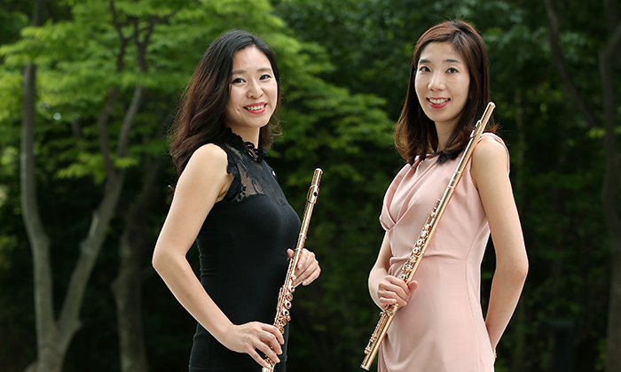 Flutists Yoon Hyun-im (left) and Yun Ji-hae will perform Mozart flute concertos during Italy’s biggest classical music festival, the Emilia Romagna Festival, currently underway in Emilia-Romagna in northern Italy. Their performance is on August 1. (photo: Jeon Han) 