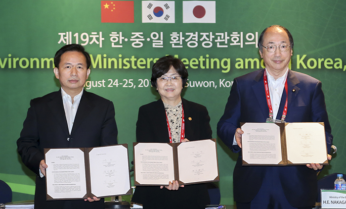 Minister of the Environment Kim Eunkyung (center) poses for a photo after signing a joint statement at the 19th Tripartite Environment Ministers’ Meeting among Korea, China and Japan in Suwon, Gyeonggi-do Province, on Aug. 25. Standing with her are her Chinese counterpart, Li Ganjie (right), and her Japanese counterpart, Masaharu Nakagawa. (Ministry of Environment)