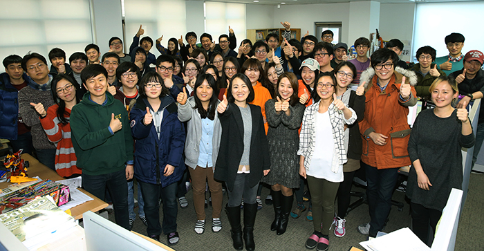 “Robocar Poli” director Eum Jun-young poses for a photo with workers of Roi Visual. (photo: Jeon Han)