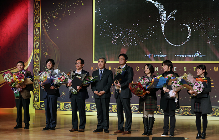 Director Eum Jun-young (third from right) wins a Presidential Award for her creation “Robocar Poli” at the Korea Content Awards 2013 on December 13 last year. (photo: Jeon Han)