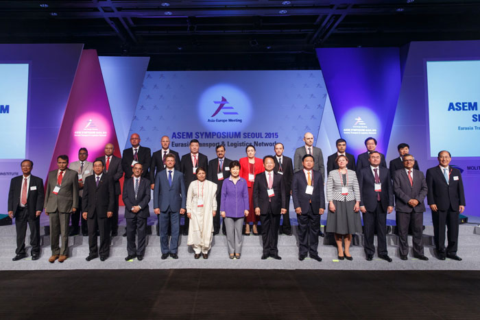 President Park Geun-hye (center, front row) poses for a group photo with participants in the ASEM Symposium Seoul 2015 on Sept. 10.