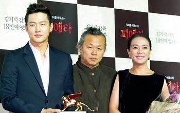 <b>Kim Ki-duk, Film Director</b> Flanked by Lee Jung-jin and Jo Min-su (right) who acted in his film, Kim became the first Korean film director to win the Golden Lion at the 69th Venice International Film Festival with Pietà.