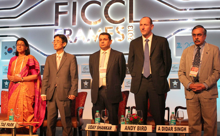 Korean Deputy Minister for Culture, Sports and Tourism Park Soon-tae (second from left) attended the opening ceremony of FICCI FRAMES 2013 as the Guest of Honor on March 12 in Mumbai, India. Other high-ranking attendees included FICCI President Naina Lal Kidwai (left), and Walt Disney International chairman Andy Bird (second from right) (photo: Yonhap News).