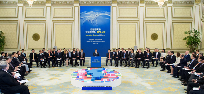President Moon Jae-in March 28 gives a speech in a meeting with foreign investors at Cheong Wa Dae. (Hyoja-dong Studio)