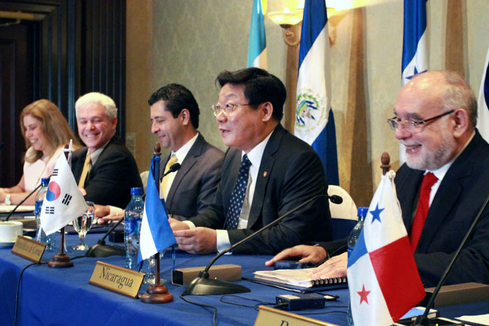 Korea reaches an agreement on a free trade deal with six Central American countries: Guatemala, El Salvador, Honduras, Nicaragua, Costa Rica and Panama. Minister of Trade, Industry and Energy Joo Hyung-hwan (second from right) and ministers from the six countries hold a joint press conference in Managua, the capital city of Nicaragua, on Nov, 16.