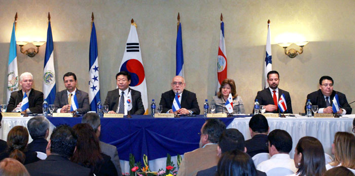Korea and six Central American countries will eliminate tariffs on about 95 percent of goods made in each country, both immediately and in stages. Nicaraguan Minister of Development, Industry and Commerce Orlando Salvador Solorzano Delgadillo (fourth from right) announces the settlement of the Korea-Central America FTA during the press conference on Nov. 16 in Managua.