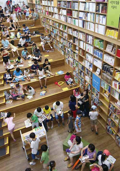Children read at the Seoul Metropolitan Library in central Seoul. (photo courtesy of Korea Magazine)