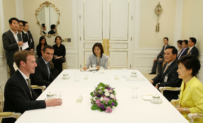 President Park Geun-hye (right) talks with founder and CEO of Facebook Mark Zuckerberg at Cheong Wa Dae on June 18 (photo: Cheong Wa Dae).