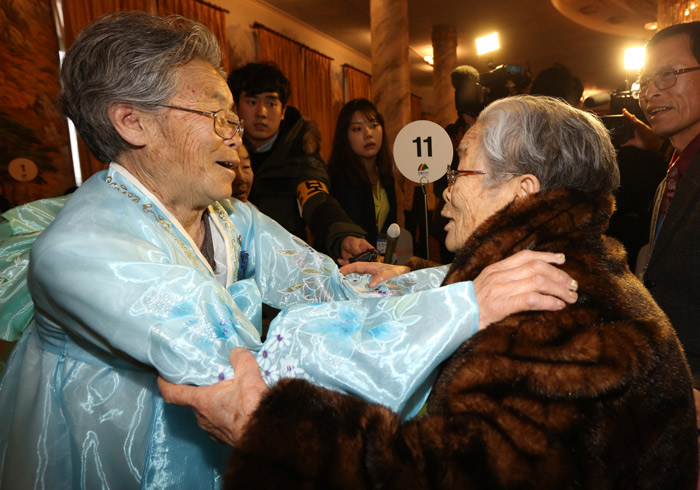 Kim Seong-yun (right), a 96-year-old South Korean woman, meets her 80-year-old younger sister, Kim Seok-ryeo, during the family reunions on February 20. (photo: Yonhap News).
