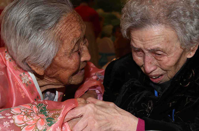 Lee Young-sil (right), an 87-year-old South Korean woman, sheds tears while meeting her 84-year-old younger sister, Lee Jeong-sil, during the family reunions on February 20. (photo: Yonhap News)