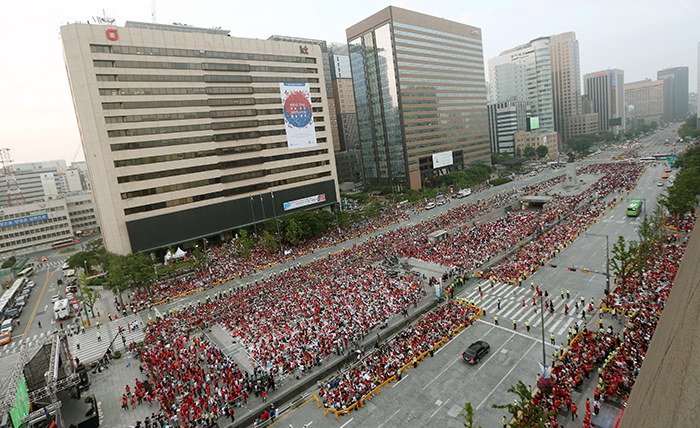 Over 18,000 citizens gather in Gwanghwanmun Square in central Seoul to watch the game between Korea and Belgium in the 2014 FIFA World Cup in Brazil on June 27. (photo: Jeon Han) 