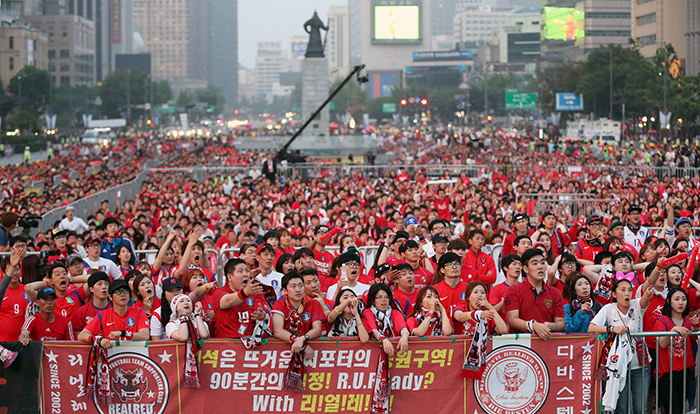  Members of the Red Devils cheering squad pack Gwanghwamun Square early in the morning of June 27 as they cheer on the national soccer team. (photo: Jeon Han) 