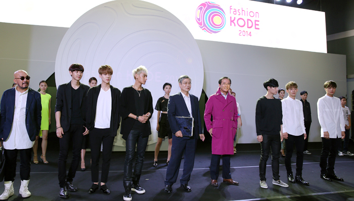 Designer Lie Sang-bong, members of the band EXO, Deputy Culture Minister Shin Yongeon and Korea Creative Content Agency President & CEO Hong Sang-pyo pose for a photo on the runway during the opening ceremony at Fashion KODE 2014 on July 16. (photo: Jeon Han)
