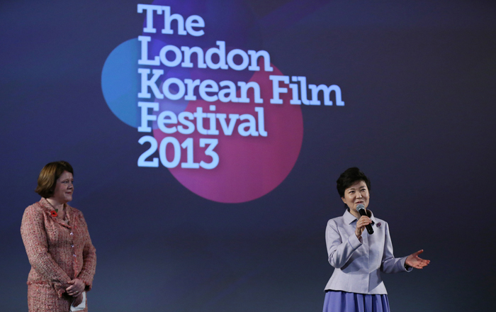 President Park Geun-hye (right) greets viewers at the eighth London Korean Film Festival on November 6 during her state visit to Britain. (photo: Jeon Han)