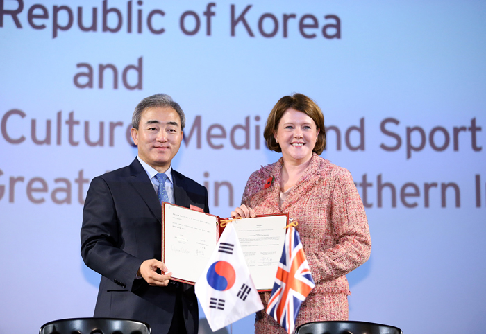 1. Minister of Culture, Sports and Tourism Yoo Jinryong (left) and Secretary of State for Culture, Media and Sport Maria Miller hold up an MOU on Korea-Britain cooperation in the creative industries at Cineworld Haymarket Cinema in London on November 6. (photo: Jeon Han)