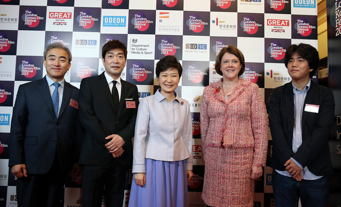 President Park Geun-hye (middle) takes a photo with Korean and British government officials and Korean actors at a special screening during the London Korean Film Festival 2013. (photo: Jeon Han)