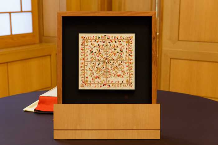 The Korean government offered a framed flower- and tree-patterned embroidered <i>bojagi</i> (花木紋), a traditional multipurpose wrapping cloth. The gift embodies the pope's grand ideal of encapsulating love for all of humanity. (photo: Cheong Wa Dae)