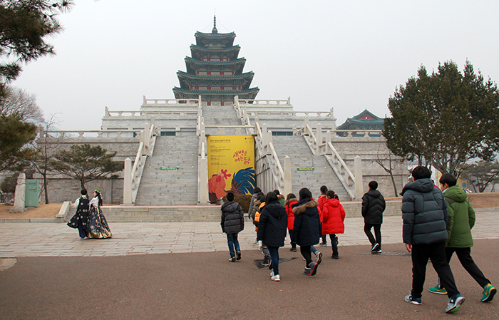 The National Folk Museum of Korea will be open during the Seollal Lunar New Year holidays. During the Chuseok holidays last year, more than 100,000 people visited the museum.