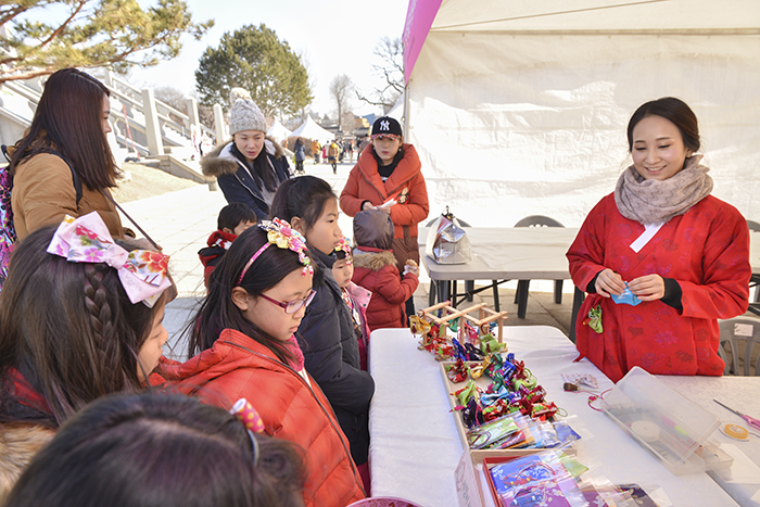 The National Folk Museum of Korea will host various folk activities during the four-day Seollal Lunar New Year Day festival from Jan. 27 to 30. In the photo, children enjoy making <i>bokjumeoni</i> fortune pouches (복주머니).
