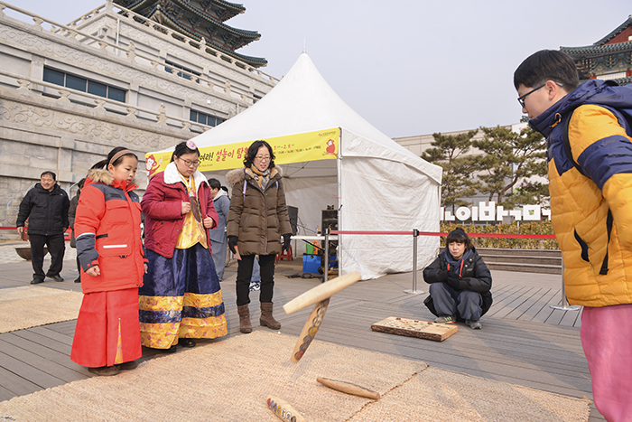 The National Folk Museum of Korea will host a variety of folk games during the Seollal Lunar New Year holidays. One of such is the <i>yunnori</i> board game where families can play the game together.