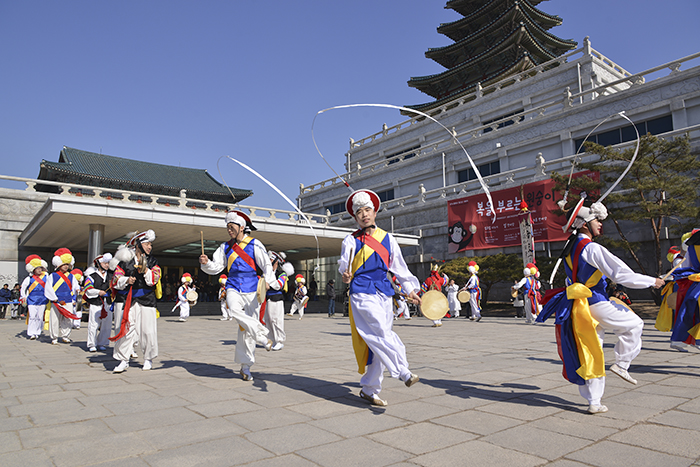 The National Folk Museum of Korea will begin its Seollal Lunar New Year holiday program with a performance of some <i>nongak</i> farmer’s music. Museum visitors can join in and have fun during the performance.