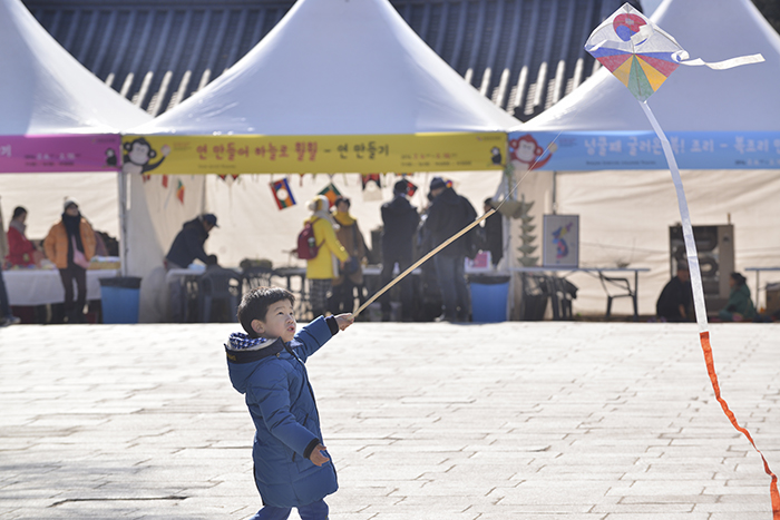 A boy flies his kite at the National Folk Museum of Korea as part of the museum’s Seollal festival last year. During the Seollal Lunar New Year's activities, museum-goers will be able to play many of Korea's traditional games.