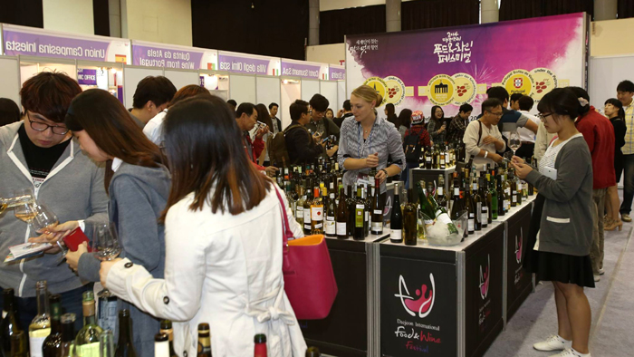 The 2014 Daejeon International Food & Wine Festival features more than 10,000 wines from 19 countries. 