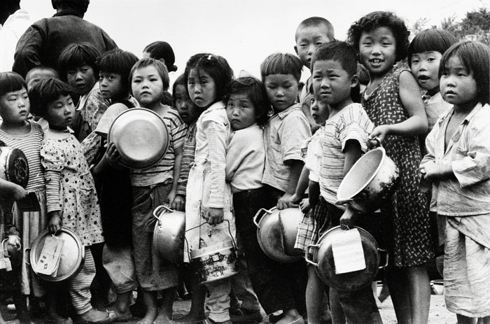 'Food Supply for Children, Seoul,' is photographed by Chung Bum Tai in 1955. (photo courtesy of the National Museum of Korean Contemporary History)