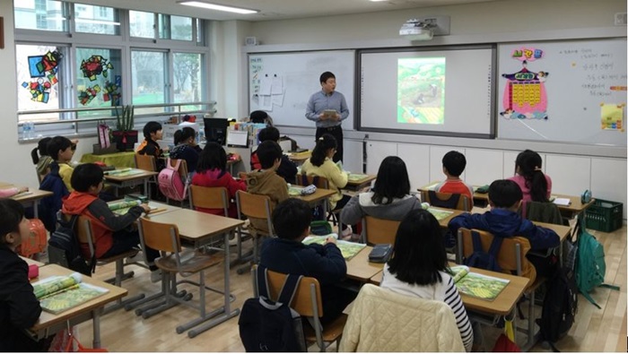 Jeong Woo-young teaches a class at Dodam Elementary